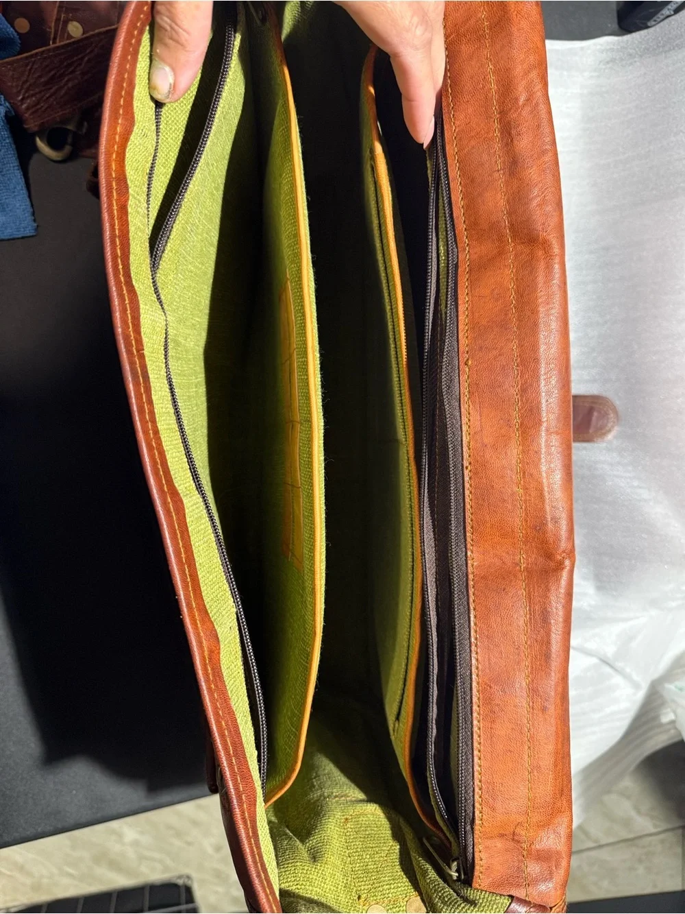 Cuero-Men's Brown Leather Messenger Bag - Classic Briefcase Style-EUC